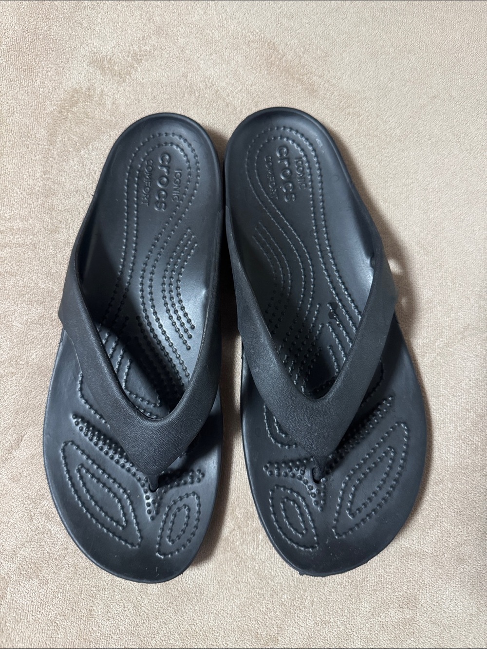 CROCS Women’s Black Comfort Flip-Flops - Picture 2 of 5